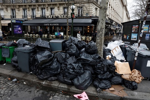 Do đình công, phân nửa số quận của thủ đô Paris thơ mộng của nước Pháp giờ ngập chìm trong rác sinh hoạt. Các công nhân vệ sinh đồng lòng không đi làm cả chục ngày qua để chống cải cách hưu trí - Ảnh: REUTERS Do đình công, phân nửa số quận của thủ đô Paris thơ mộng của nước Pháp giờ ngập chìm trong rác sinh hoạt. Các công nhân vệ sinh đồng lòng không đi làm cả chục ngày qua để chống cải cách hưu trí - Ảnh: REUTERS