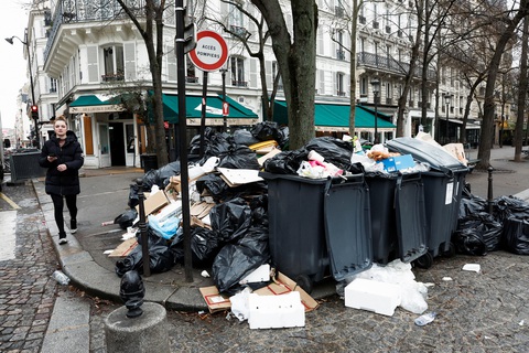 Rác dựng như chiến hào ở Paris - Ảnh 3. Rác dựng như chiến hào ở Paris - Ảnh 3.