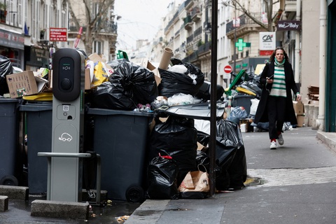 Rác dựng như chiến hào ở Paris - Ảnh 4. Rác dựng như chiến hào ở Paris - Ảnh 4.