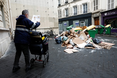 Rác dựng như chiến hào ở Paris - Ảnh 5. Rác dựng như chiến hào ở Paris - Ảnh 5.