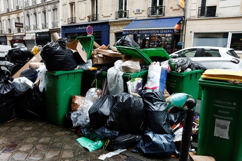 Rác dựng như chiến hào ở Paris - Ảnh 6. Rác dựng như chiến hào ở Paris - Ảnh 6.