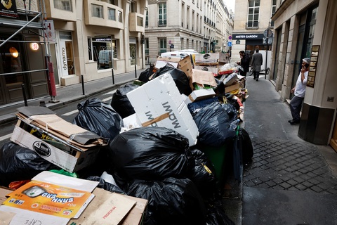 Rác dựng như chiến hào ở Paris - Ảnh 7. Rác dựng như chiến hào ở Paris - Ảnh 7.