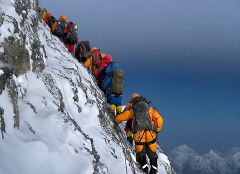 Nepal mở rộng lệnh cấm du khách leo núi một mình - Ảnh 1. Những người leo núi trong hành trình chinh phục đỉnh Everest.Ảnh tư liệu: businessinsider.com