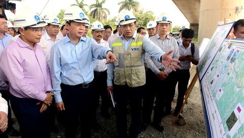 Cao tốc Bến Lức - Long Thành: Có vốn đường sẽ thông! - Ảnh 3. Phó thủ tướng Trần Hồng Hà kiểm tra công trường đường cao tốc Bến Lức - Long Thành (đoạn giao với quốc lộ 50, huyện Bình Chánh, TP.HCM) - Ảnh: Q.ĐỊNH