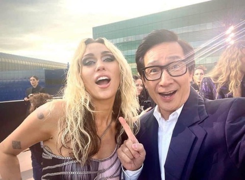 Quan Kế Huy gây thích thú với loạt ảnh ‘đu idol’ Hollywood - Ảnh 9. Quan Kế Huy gây thích thú với loạt ảnh ‘đu idol’ Hollywood - Ảnh 9.