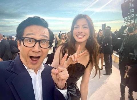 Quan Kế Huy gây thích thú với loạt ảnh ‘đu idol’ Hollywood - Ảnh 5. Quan Kế Huy gây thích thú với loạt ảnh ‘đu idol’ Hollywood - Ảnh 5.
