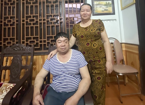Gạc Ma - 35 năm vòng tròn bất tử - Kỳ 3: Cả làng tìm vợ cho người thương binh Gạc Ma - Ảnh 1. Thương binh ở Gạc Ma Nguyễn Văn Thống cùng người vợ yêu thương - Ảnh: B.D.