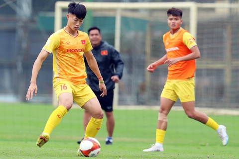 U23 Việt Nam bắt đầu lắp ghép đội hình - Ảnh 1. Văn Trường tập luyện cùng U23 Việt Nam vào chiều 13-3 - Ảnh: HỮU TẤN