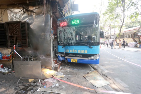 Xe buýt lao vào quán bún chả, ít nhất hai người nhập viện - Ảnh 1. Xe buýt lao vào quán bún chả, ít nhất hai người nhập viện - Ảnh 1.