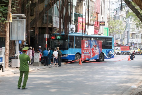 Xe buýt lao vào quán bún chả, ít nhất hai người nhập viện - Ảnh 3. Xe buýt lao vào quán bún chả, ít nhất hai người nhập viện - Ảnh 3.