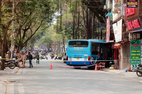 Xe buýt lao vào quán bún chả, ít nhất hai người nhập viện - Ảnh 4. Xe buýt lao vào quán bún chả, ít nhất hai người nhập viện - Ảnh 4.