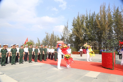 Hàng trăm người dâng hương tưởng niệm chiến sĩ Gạc Ma - Ảnh 5. Hàng trăm người dâng hương tưởng niệm chiến sĩ Gạc Ma - Ảnh 5.