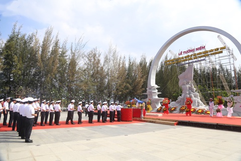 Hàng trăm người dâng hương tưởng niệm chiến sĩ Gạc Ma - Ảnh 6. Hàng trăm người dâng hương tưởng niệm chiến sĩ Gạc Ma - Ảnh 6.