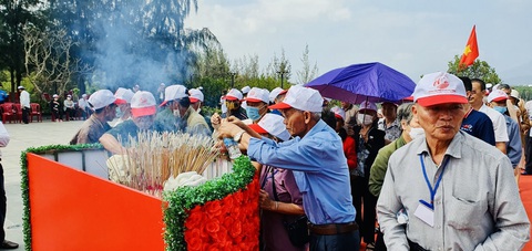 Hàng trăm người dâng hương tưởng niệm chiến sĩ Gạc Ma - Ảnh 2. Hàng trăm người dâng hương tưởng niệm chiến sĩ Gạc Ma - Ảnh 2.