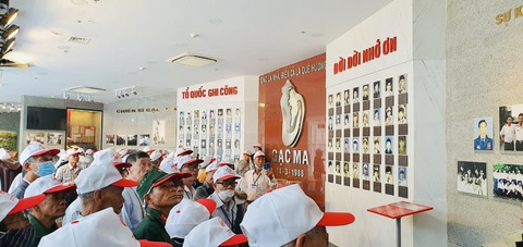 Hàng trăm người dâng hương tưởng niệm chiến sĩ Gạc Ma - Ảnh 3. Hàng trăm người dâng hương tưởng niệm chiến sĩ Gạc Ma - Ảnh 3.