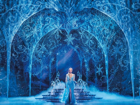 Bức rèm bằng pha lê thật trong cung điện băng giá của Elsa khiến khán giả lóa mắt - Ảnh: FROZENTHEMUSICAL Bức rèm bằng pha lê thật trong cung điện băng giá của Elsa khiến khán giả lóa mắt - Ảnh: FROZENTHEMUSICAL