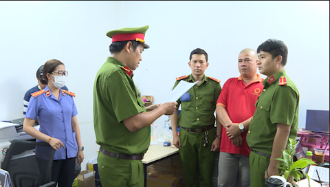 Khởi tố 14 người đòi nợ kiểu giang hồ, cưỡng đoạt tài sản để hưởng hoa hồng - Ảnh 2. Khởi tố 14 người đòi nợ kiểu giang hồ, cưỡng đoạt tài sản để hưởng hoa hồng - Ảnh 2.