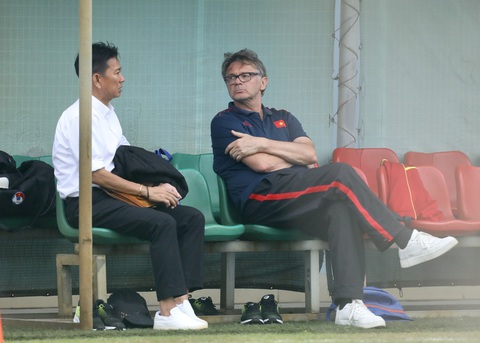 Ông Philippe Troussier gặp gỡ HLV U20 Việt Nam - Ảnh 3. Ông Philippe Troussier gặp gỡ HLV U20 Việt Nam - Ảnh 3.