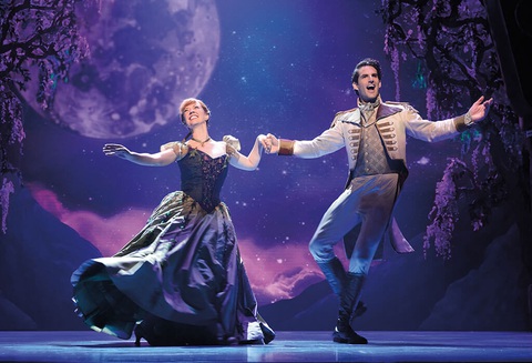 Cảnh khiêu vũ tuyệt đẹp của công chúa Anna và Hans - Ảnh: FROZENTHEMUSICAL Cảnh khiêu vũ tuyệt đẹp của công chúa Anna và Hans - Ảnh: FROZENTHEMUSICAL