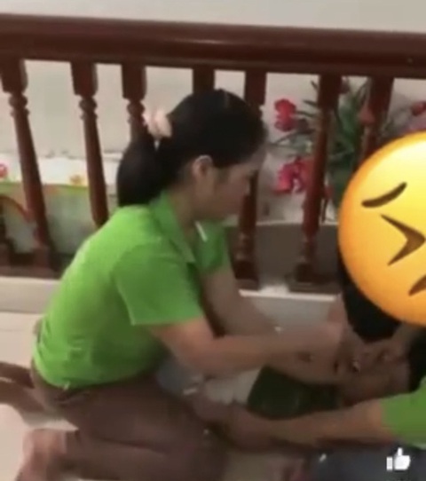 Vụ hai bảo mẫu ép ăn cơm kiểu tra tấn: Trung tâm chưa xuất trình được giấy phép - Ảnh 1. Vụ hai bảo mẫu ép ăn cơm kiểu tra tấn: Trung tâm chưa xuất trình được giấy phép - Ảnh 1.