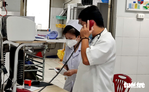 Ngăn chặn chiêu lừa 'con đang cấp cứu' lan rộng - Ảnh 1. Các bác sĩ khoa cấp cứu Bệnh viện Nhân dân Gia Định (TP.HCM) đang trực đường dây nóng để tiếp nhận bệnh nhân - Ảnh: THU HIẾN