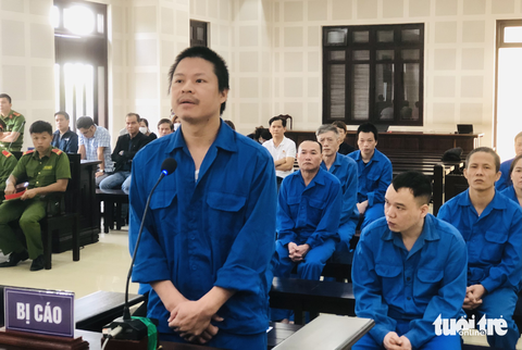 Xét xử đường dây làm sổ đỏ giả đánh tráo sổ thật để lừa đảo như phim - Ảnh 1. Xét xử đường dây làm sổ đỏ giả đánh tráo sổ thật để lừa đảo như phim - Ảnh 1.