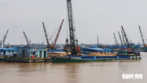Thành lập 5 tổ công tác để ngăn chặn cát ‘tuồn’ trái phép ra ngoài tỉnh - Ảnh 1. Thành lập 5 tổ công tác để ngăn chặn cát ‘tuồn’ trái phép ra ngoài tỉnh - Ảnh 1.