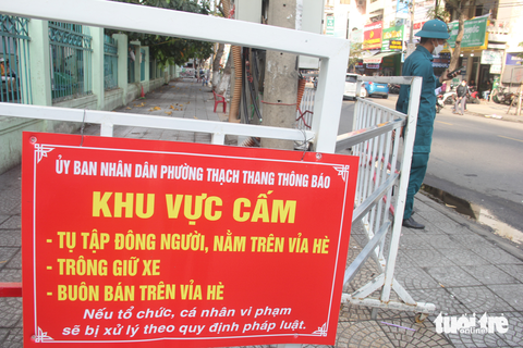 Ra quân lấy lại vỉa hè quanh Bệnh viện Đà Nẵng sau phản ánh - Ảnh 1. Ra quân lấy lại vỉa hè quanh Bệnh viện Đà Nẵng sau phản ánh - Ảnh 1.
