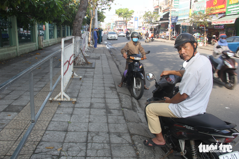 Ra quân lấy lại vỉa hè quanh Bệnh viện Đà Nẵng sau phản ánh - Ảnh 3. Ra quân lấy lại vỉa hè quanh Bệnh viện Đà Nẵng sau phản ánh - Ảnh 3.