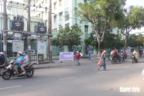 Ra quân lấy lại vỉa hè quanh Bệnh viện Đà Nẵng sau phản ánh - Ảnh 7. Ra quân lấy lại vỉa hè quanh Bệnh viện Đà Nẵng sau phản ánh - Ảnh 7.