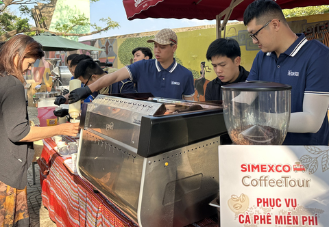 Người dân được phục vụ cà phê miễn phí trong dịp lễ hội - Ảnh: TRUNG TÂN Người dân được phục vụ cà phê miễn phí trong dịp lễ hội - Ảnh: TRUNG TÂN