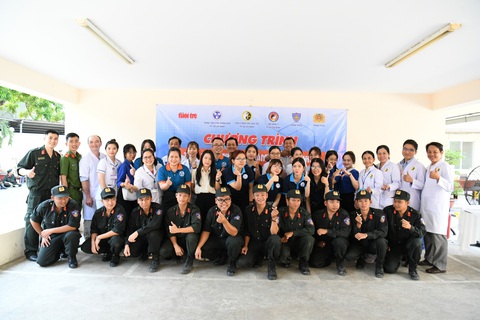 Khám hậu COVID-19 miễn phí cho hơn 200 cán bộ, cảnh sát cơ động TP.HCM - Ảnh 3. Những cán bộ, chiến sĩ cảnh sát cơ động thuộc Công an TP.HCM được khám tầm soát hậu COVID-19 vào ngày 15-3 - Ảnh: CHẾ TRUNG