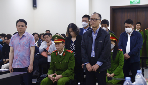 Cựu giám đốc Ngân hàng BIDV cho vay sai 360 tỉ bị đề nghị 8-9 năm tù - Ảnh 1. Các bị cáo cựu cán bộ BIDV nghe viện kiểm sát luận tội - Ảnh: DANH TRỌNG