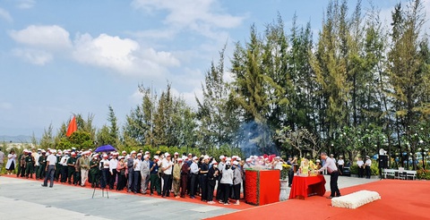 Gạc Ma, Trường Sa, Hoàng Sa - Ảnh 1. Các đoàn cựu chiến binh, thân nhân, du khách xếp hàng dài sáng 14-3 để thắp hương gửi đến các liệt sĩ Gạc Ma - Ảnh: MINH CHIẾN