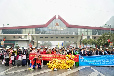 Đoàn khách du lịch Trung Quốc đầu tiên đến Việt Nam qua cửa khẩu Hữu Nghị được tặng hoa, quà lưu niệm và nón lá - Ảnh: NGUYỄN HIỀN Đoàn khách du lịch Trung Quốc đầu tiên đến Việt Nam sau dịch COVID-19 được tặng hoa, quà lưu niệm và nón lá khi qua cửa khẩu Hữu Nghị - Ảnh: NGUYỄN HIỀN