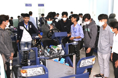 Trường đại học Kiên Giang chú trọng chất lượng trong tiến trình hội nhập - Ảnh 1. Sinh viên khoa Kỹ thuật Công nghệ, Trường Đại học Kiên Giang trong giờ thực hành- Ảnh: Trường cung cấp.