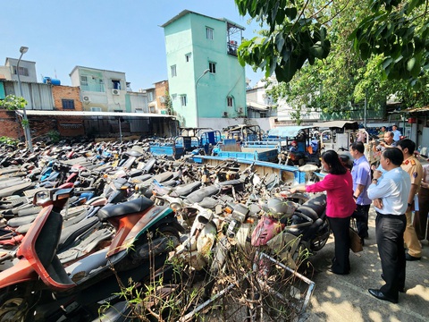 Hàng nghìn xe vi phạm, xe tang vật phơi mưa nắng đến biến dạng tại TP.HCM - Ảnh 4. Hàng nghìn xe vi phạm, xe tang vật phơi mưa nắng đến biến dạng tại TP.HCM - Ảnh 4.