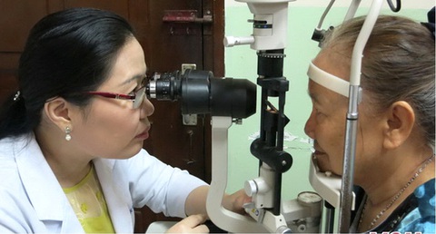 Người cận thị nặng, viễn thị có nguy cơ mắc bệnh glaucoma - Ảnh 1. Bác sĩ đang khám mắt cho một bệnh nhân mắc bệnh cườm nước tại Bệnh viện Mắt TP.HCM - Ảnh: T.Tiên