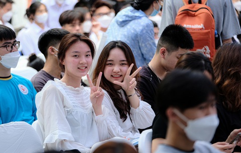 Ngày hội Tư vấn tuyển sinh - hướng nghiệp tại Hà Nội: Quy mô, thiết thực, hấp dẫn - Ảnh 1. Học sinh Hà Nội hào hứng với Ngày hội tư vấn tuyển sinh - hướng nghiệp năm 2022 - Ảnh: NAM TRẦN