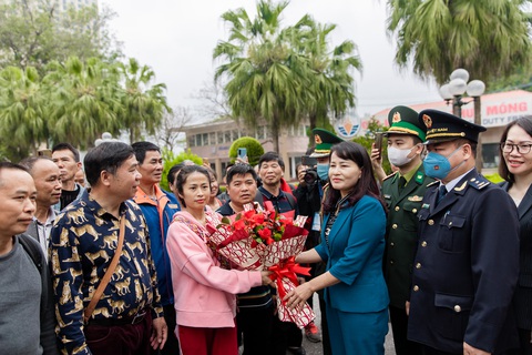 632 khách Trung Quốc sang Việt Nam qua cửa khẩu quốc tế Móng Cái - Ảnh 1. 632 khách Trung Quốc sang Việt Nam qua cửa khẩu quốc tế Móng Cái - Ảnh 1.