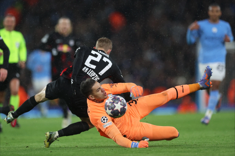 Thủ môn Man City đá kung fu nhưng đối thủ bị phạt thẻ - Ảnh 2. Thủ môn Man City đá kung fu nhưng đối thủ bị phạt thẻ - Ảnh 2.