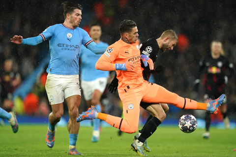 Thủ môn Man City đá kung fu nhưng đối thủ bị phạt thẻ - Ảnh 1. Thủ môn Man City đá kung fu nhưng đối thủ bị phạt thẻ - Ảnh 1.