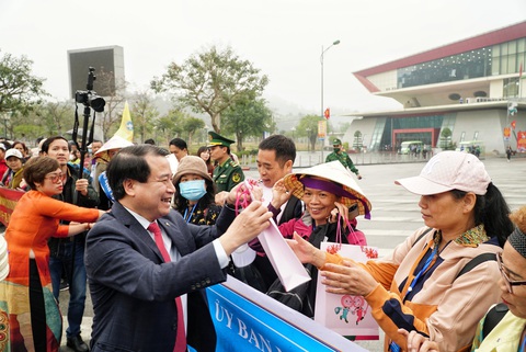 Ông Hà Văn Siêu - phó tổng cục trưởng Tổng cục Du lịch - tặng quà cho du khách và chúc đoàn có những trải nghiệm đẹp tại Việt Nam - Ảnh: NGUYỄN HIỀN Ông Hà Văn Siêu - phó cục trưởng Cục Du lịch quốc gia Việt Nam - tặng quà cho du khách thăm Việt Nam - Ảnh: NGUYỄN HIỀN