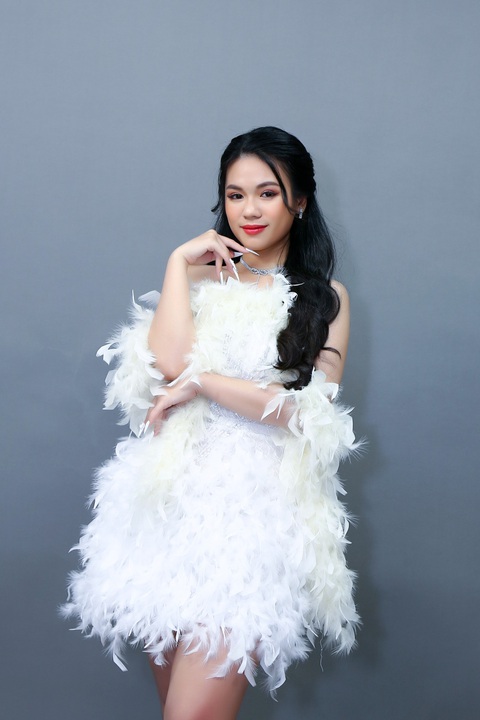 HHen Niê đội vương miện làm từ trái cà phê thật - Ảnh 11. HHen Niê đội vương miện làm từ trái cà phê thật - Ảnh 11.