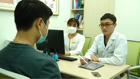 Bác sĩ Bệnh viện Nam học và hiếm muộn Hà Nội tư vấn cho bệnh nhân - Ảnh: DƯƠNG LIỄU Bác sĩ Bệnh viện Nam học và hiếm muộn Hà Nội tư vấn cho bệnh nhân - Ảnh: DƯƠNG LIỄU