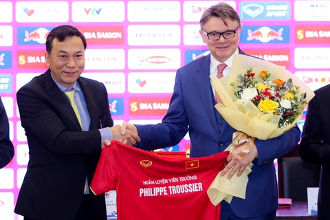 HLV Troussier không đòi tiền đền bù hợp đồng, VFF tặng 3 tháng lương làm quà- Ảnh 2. HLV Troussier và Chủ tịch VFF Trần Quốc Tuấn trong ngày ông nhận chức - Ảnh: TTO