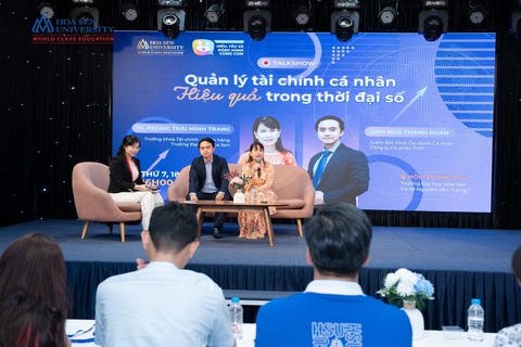 Khi sinh viên mê học qua workshop, talkshow - Ảnh 1. Một buổi học qua talkshow tại Trường ĐH Hoa Sen - Ảnh: N.Q.