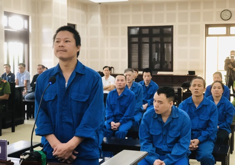 Tuyên án ‘trùm’ đường dây làm sổ đỏ giả đánh tráo sổ thật để lừa đảo như phim - Ảnh 1. Tuyên án ‘trùm’ đường dây làm sổ đỏ giả đánh tráo sổ thật để lừa đảo như phim - Ảnh 1.