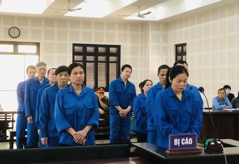 Tuyên án ‘trùm’ đường dây làm sổ đỏ giả đánh tráo sổ thật để lừa đảo như phim - Ảnh 2. Tuyên án ‘trùm’ đường dây làm sổ đỏ giả đánh tráo sổ thật để lừa đảo như phim - Ảnh 2.