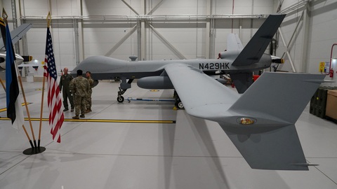 Căng thẳng Nga - Mỹ leo thang vì chiếc drone rơi - Ảnh 2. Một chiếc drone MQ-9 Reaper của Không quân Mỹ trong kho chứatại căn cứ không quân Amari ở Estonia - Ảnh: Reuters